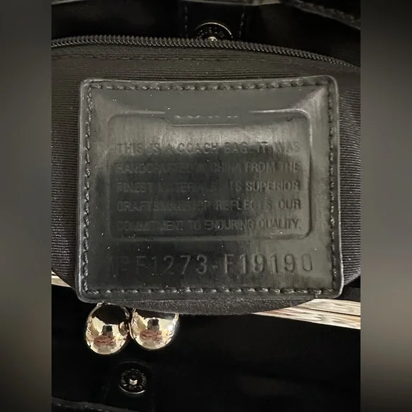 Like New Coach Signature Caryall F19190 with Kisslock and matching wristlet - Picture 13 of 15